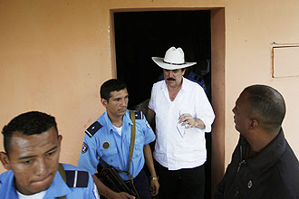 Presidente deposto sai de uma casa em Ocotal, Nicarágua, perto da fronteira com Honduras; ele foi embora sem entrar no país