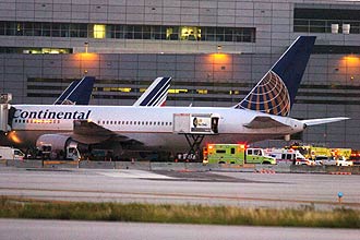 Bombeiros de Miami-Dade retiram passageiros de voo da Continental Airlines que passou por turbulncias no trajeto entre Rio e Houston