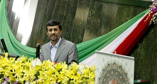 Presidente iraniano, Mahmoud Ahmadinejad, faz discurso de posse; oposio diz que manter movimento