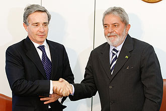 Lula cumprimenta o presidente colombiano, lvaro Uribe, que foi a Braslia defender aumento da presena militar dos EUA na Colmbia
