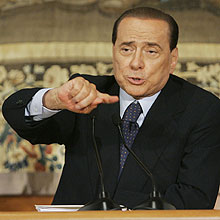 Primeiro-ministro Silvio Berlusconi diz no ter nada do que se desculpar em escndalo