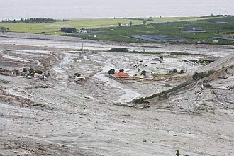Ponte desmorona e fica sob lama em Taiwan após a pssagem do tufão Morakot, que deixou desabrigados e causou prejuízos 