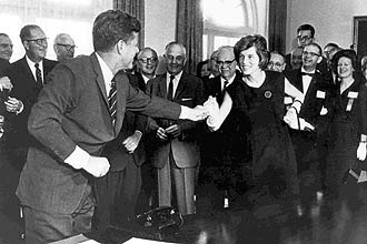 Eunice Kennedy Shriver recebe cumprimento do irmo JFK na Casa Branca; famlia formou trs senadores e um presidente