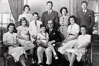 O casal Kennedy posa com os filhos para fotgrafo, em 1938; o senador Ted Kennedy aparece sentado no colo do pai, Joseph