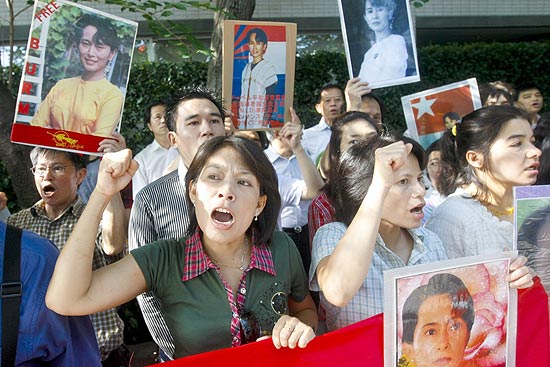Grupo favorvel  democracia em Mianmar realiza protesto contra a condenao de Suu Kyi em Tquio (Japo)