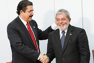 O presidente deposto de Honduras, Manuel Zelaya (à esq.), cumprimenta o colega brasileiro Lula, durante visita a Brasília