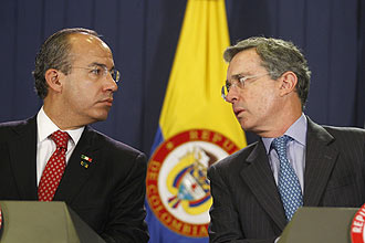 Presidente colombiano, Alvaro Uribe (dir.), faz entrevista coletiva ao lado do colega mexicano, Felipe Calderon, e rejeita oferta das Farc