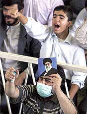Iraniano participa de um dos muitos protestos que marcaram a eleio