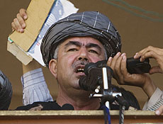 General uzbeque Abdul Dostum faz comcio em favor de Karzai depois de voltar do exlio