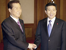 Ex-presidente Kim Dae-jung (esq.) cumprimenta Roh Moo-hyun; ele  smbolo da democracia
