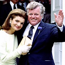 Edward Kennedy com Jacqueline Kennedy Onassis, viva de JFK, em imagem de 1986