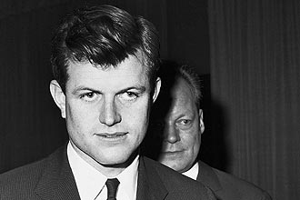 Ted Kennedy em foto tirada no seu aniversrio de 30 anos, durante visita ao Senado de Berlim (Alemanha); senador morreu nesta tera