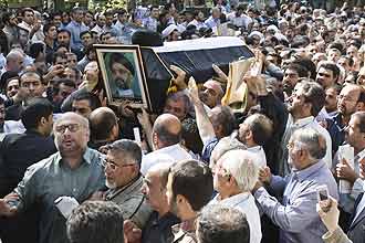 Centenas acompanham caixo do lder xiita Abdul Aziz Al Hakim, um dos mais poderosos lderes do Iraque que morreu nesta quarta-feira