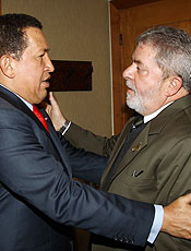 Presidente Luiz Incio Lula da Silva cumprimenta colega Hugo Chvez