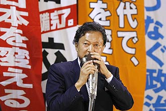 Yukio Hatoyama, lder do opositor Partido Democrtico, discursa em comcio em Nagayo; oposio tem boas chances nestas eleies