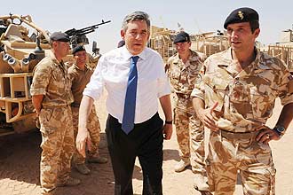 Primeiro-ministro britnico Gordon Brown (centro) se encontra com soldados em Lashkar Gah, no Afeganisto, neste sbado 