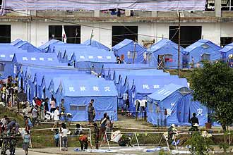 Refugiados de Mianmar em acampamento na China; refugiados evitam os conflitos, que prosseguem em todas as regies do pas