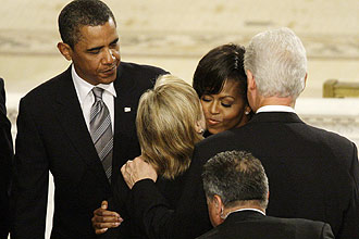 Presidente Barack Obama e primeira-dama Michelle cumprimentam secretária de Estado Hillary Clinton e seu marido, Bill 