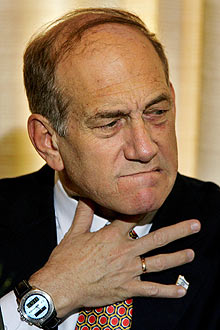 Ex-premi de Israel, Ehud Olmert, foi indiciado por corrupo neste domingo 