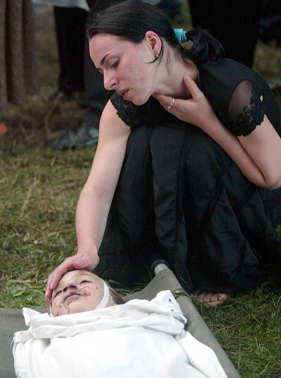 Mulher vela o corpo do filho morto no ataque  escola de Beslan que matou mais de 330; clique e veja mais fotos