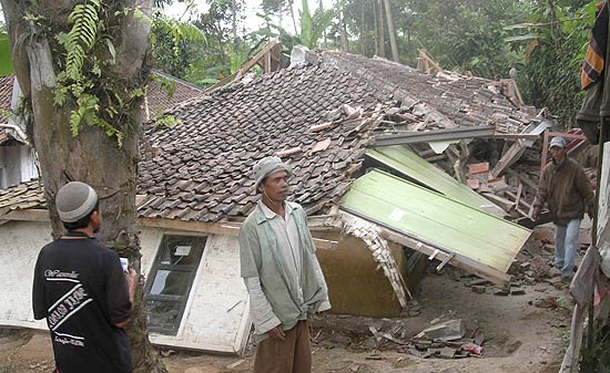 Moradores observam ruínas de suas casas, destruídas pelo forte terremoto que atingiu a ilha de Java