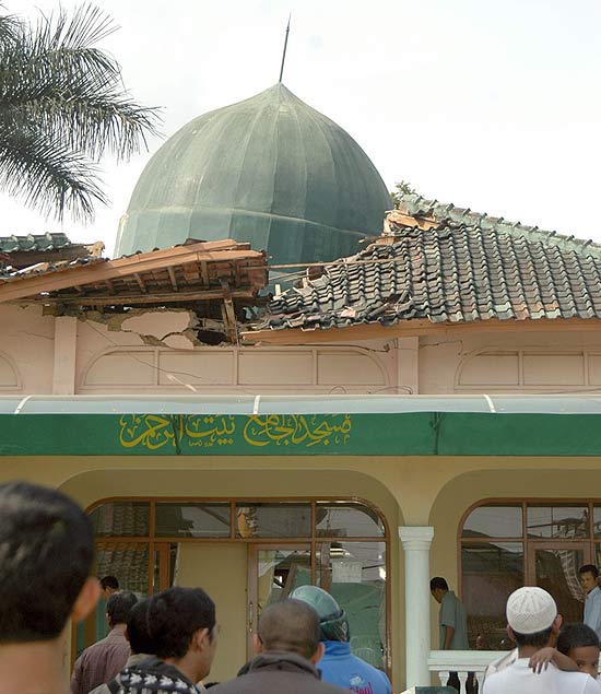 Teto de mesquita afunda após ser atingida por forte terremoto em Java, maior ilha da Indonésia