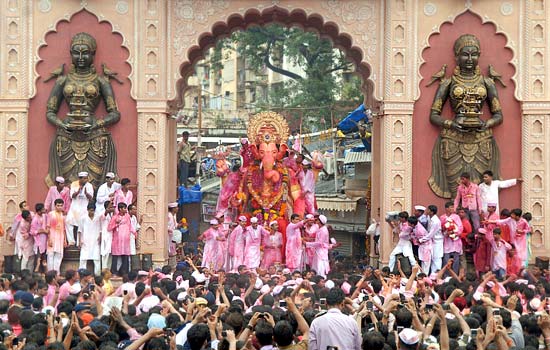 Multido de devotos indianos acompanham esttua de Lord Ganesha, o deus hindu com cara de elefante