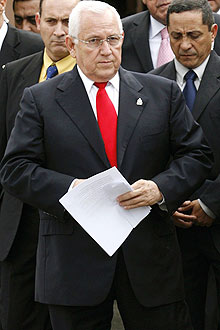 O presidente interino de Honduras, Roberto Micheletti, participa de rodada de dilogo