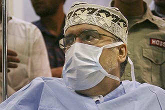 Abdel Basset Al Megrahi aparece em cadeira de rodas e com máscara cirúrgica para visita de parlamentares africanos na Líbia 