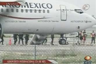Imagem de TV mostra passageiros deixando avio sequestrado no Mxico; policiais invadiram aeronave e prenderam alguns suspeitos