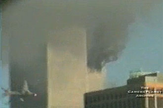 Imagem de TV mostra fumaa saindo das torres do WTC, quando segundo avio se aproximava