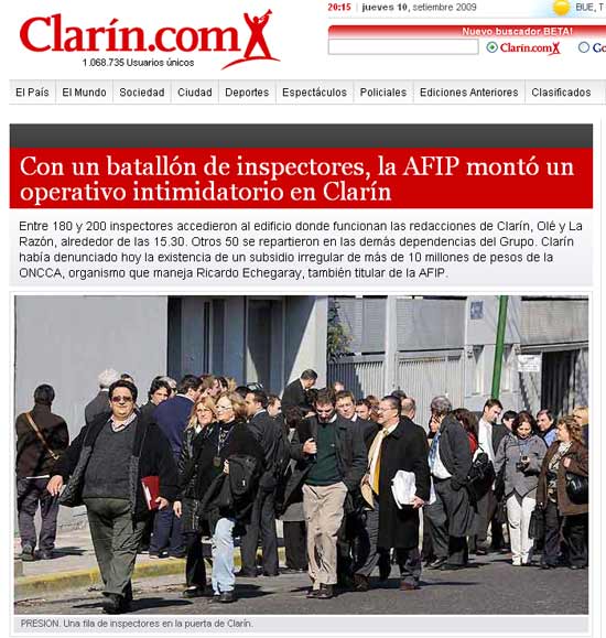Site do "Clarín" mostra fiscais da Administração Federal de Receitas Públicas argentina em frente à sede do jornal