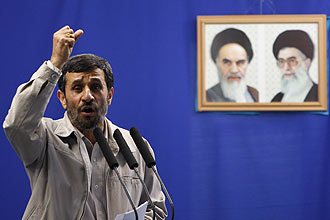 Presidente do Ir, Mahmoud Ahmadinejad, discursa na Universidade de Teer e diz que Holocausto  mito para criao de Israel