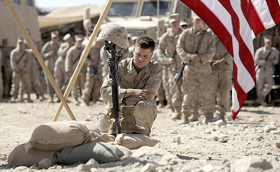 Membro da Marinha dos EUA, Braxton Russell presta homenagem ao colega Joshua Bernard --morto em uma emboscada-- durante funeral na base americana na Provncia de Helmand, uma das reas mais perigosas