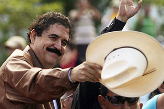 O presidente deposto de Honduras, Manuel Zelaya, sada apoiadores dentro da embaixada brasileira em Tegucigalpa