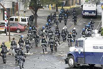 Policiais hondurenhos patrulham entorno da Embaixada do Brasil em Tegucigalpa aps confronto para dispersar simpatizantes de Zelaya