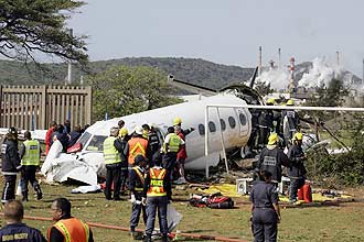 Equipes resgatam tripulantes feridos em queda de avio em escola da cidade sul-africana de Durban; feriado pode ter evitado tragdia