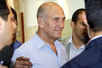 O ex-premi de Israel Ehud Olmert, 64, chega ao tribunal de Jerusalm onde ser julgado por escndalos de corrupo
