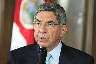 Presidente da Costa Rica, Oscar Arias, disse que crise deve ser resolvida por hondurenhos e criticou deciso da ONU 