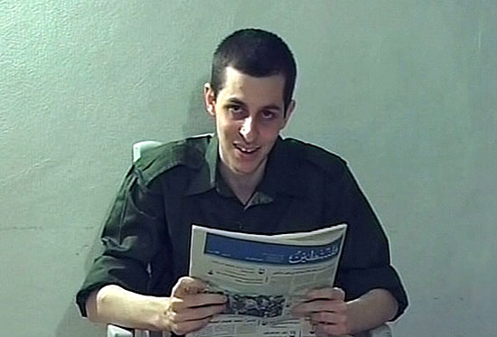 Imagem do vídeo enviado pelo Hamas a Israel como prova de vida do soldado Shalit, em cativeiro desde 2006