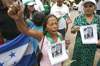 Manifestantes que apoiam o presidente deposto Manuel Zelaya participam de protesto em bairro da capital Tegucigalpa 