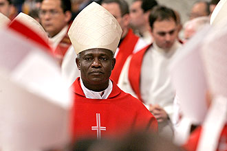 Cardeal Peter Kodwo Appiah Turkson, de Gana, disse que nada impede que prximo papa seja negro e defendeu preservativos 