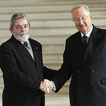 O presidente Lula (à esq.) cumprimenta o rei Albert 2º na chegada ao palácio de Laeken