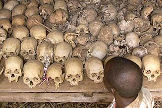 Homem em Nyamata, perto de Kigali, observa centenas de crnios expostos em memorial pelas vtimas do genocdio em Ruanda