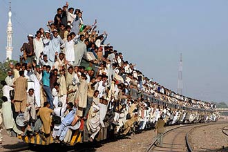 Muulmanos sunitas voltam para casa em trem lotado aps participar de congregao anual em Multan (Paquisto)