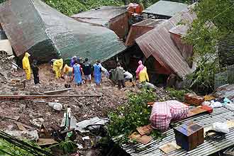 Equipes de resgate procuram sobreviventes em deslizamentos causados por fortes chuvas nas Filipinas; ao menos 168 morreram 