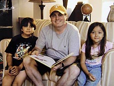 Imagem sem data mostra Christopher Savoie com seus filhos Isaac (esq.) e Rebecca (dir.)