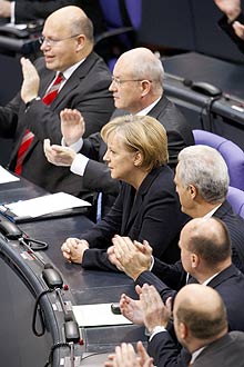 Legisladores aplaudem a chanceler Angela Merkel no Parlamento da Alemanha