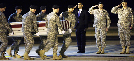 Obama vê entrega de restos mortais de militares americanos em base; experiência pesará em decisões