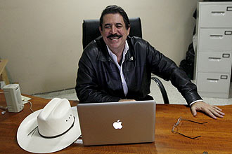 Presidente interino de Honduras, Manuel Zelaya, sorri após encontro com Thomas Shannon; pressão dos EUA levou a acordo 